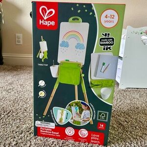 Hape: Portable Bamboo Easel 14-pc. Whiteboard